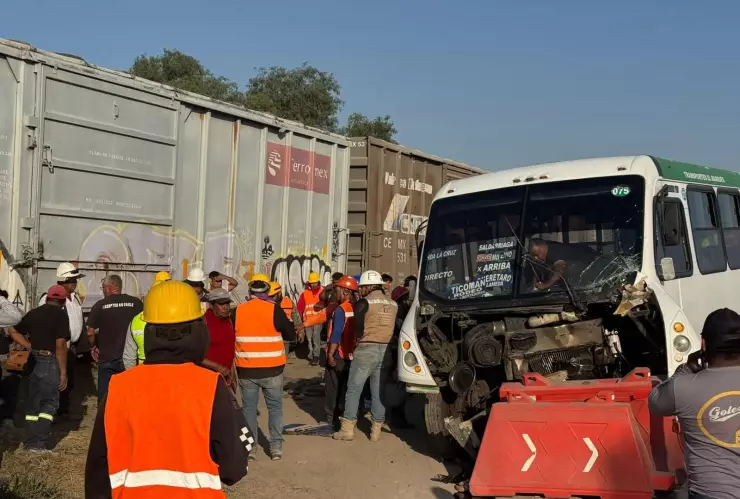 Accidente tren y camión.jpeg