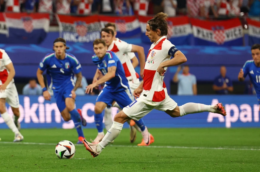 Luka Modric dispara el penalti que es atajado por Donnarumma