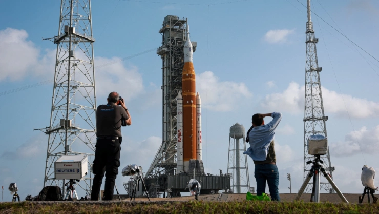 Varias personas fotografían el cohete lunar de última generación de la NASA, el Sistema de Lanzamiento Espacial (SLS) con la cápsula tripulada Orion, en la plataforma 39B antes del lanzamiento de la misión Artemis II en el Centro Espacial Kennedy en Cabo Cañaveral, Florida, EE. UU., el 29 de marzo de 2026.