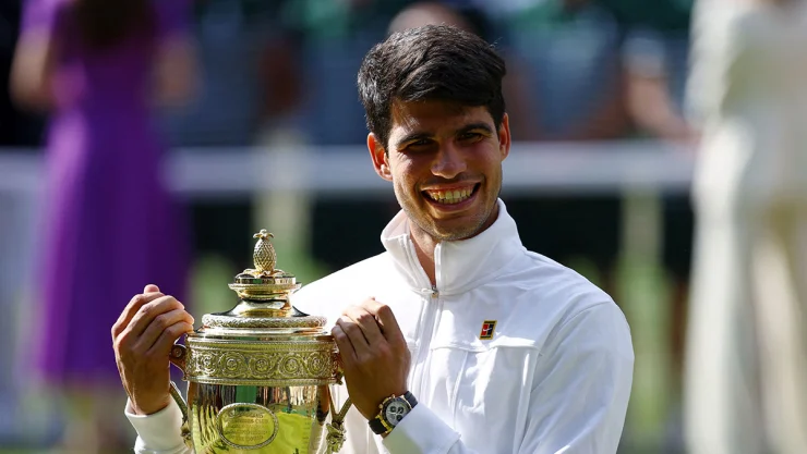 Carlos Alcaraz con el trofeo de Wimbledon