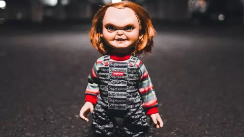¡Aterrador! Muñeco Chucky comienza a hablar y a moverse solo