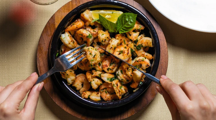 Camarones al ajillo con especias: un platillo ideal para disfrutar en Semana Santa 2025