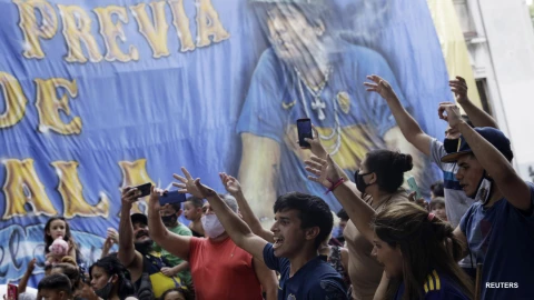 Aficionados de Boca Juniors recordando a Maradona