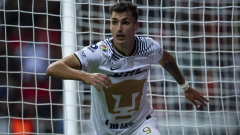 Juan Ignacio Dinenno celebra un gol con Pumas