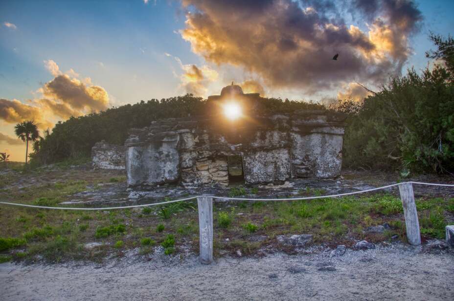 alineación del sol con tumba del caracol en vestigio de cozumel