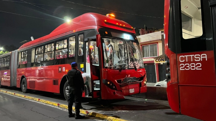 Chocan dos unidades del Metrobús CDMX en Iztapalapa