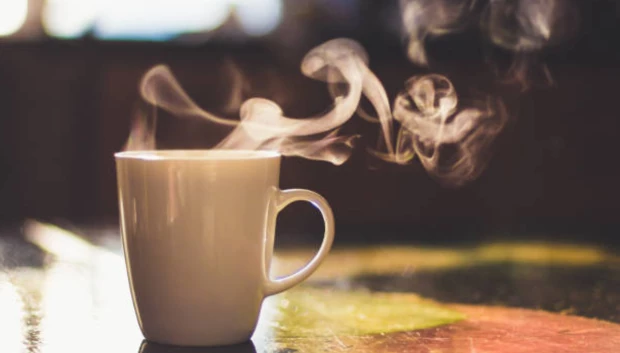 Remedios caseros para la gripa: tomar líquidos calientes.