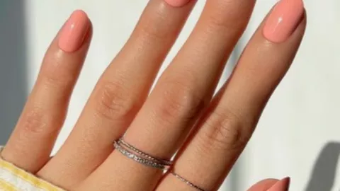 colores de u&ntilde;as que hacen ver tus manos m&aacute;s j&oacute;venes