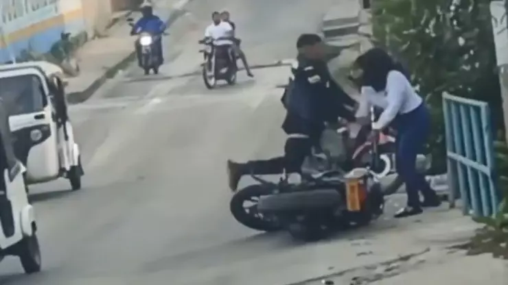 VIDEO | Policía es captado siendo golpeado por una mujer por una presunta infidelidad