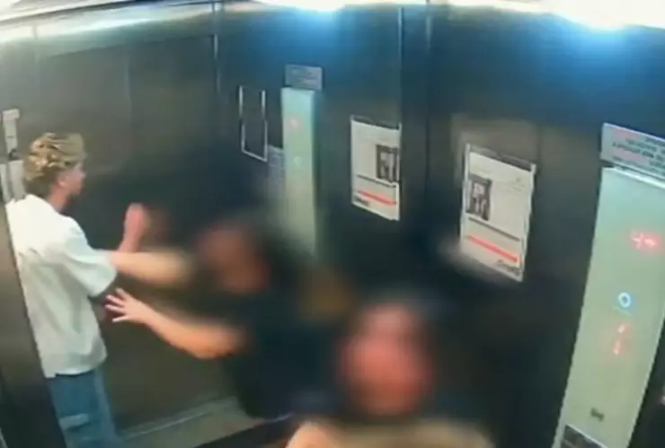 Hombre estadounidense golpea brutalmente a su novia en elevador en Natal, Brasil.png