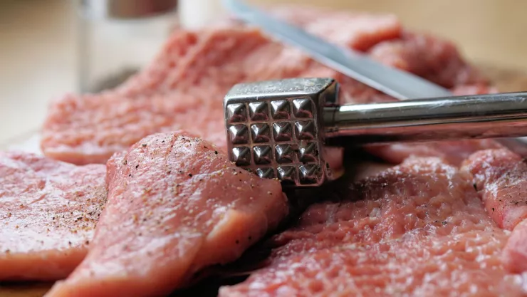 Este es el ingrediente que actúa como ablandador de carnes y que ya es viral en TikTok