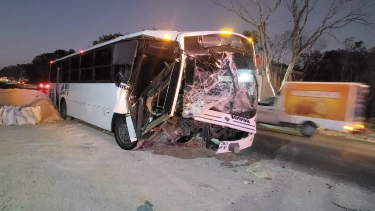 Impacto en la autopista_ Autobús choca contra maquinaria pesada en la Cancún - Mérida