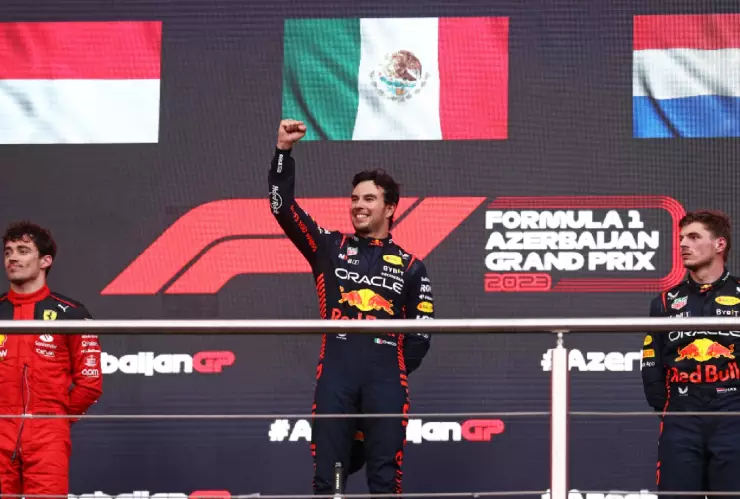 Checo Pérez celebrando su campeonato en el GP de Azerbaiyán