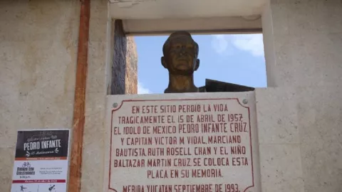 estatua pedro infante merida.