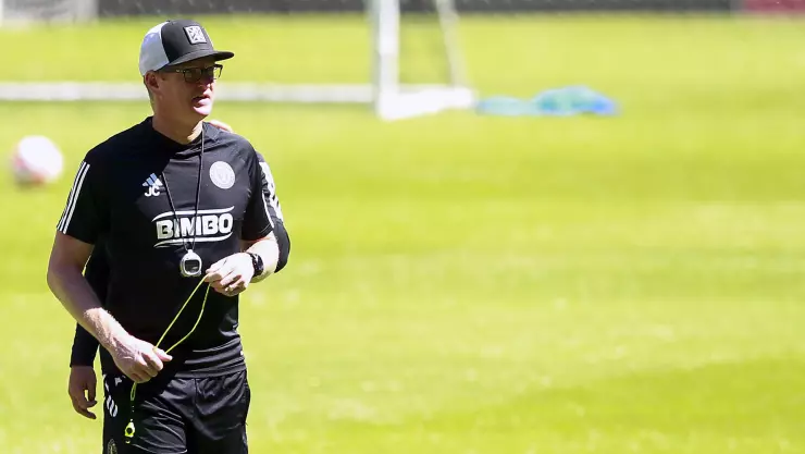 El entrenador de Philadelphia Union, Jim Curtin, dirige a su equipo durante entrenamiento previo al partido contra Atlas por los cuartos de final de la Liga de Campeones Concacaf