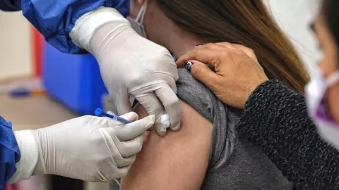 casos covid-19 reducen presupuesto vacunas