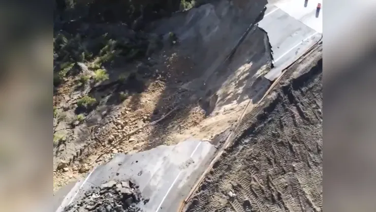 Una captura con escombros del tramo que se derrumbó en Teton Pass, en Wyoming