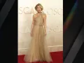 Julianne Hough desfiló con un vestido vaporoso con tonos dorados, el cual comenzó a capturar la atención de los asistentes en el Teatro Dolby. | Foto: Kevin Mazur/Kevin Mazur/Getty Images
