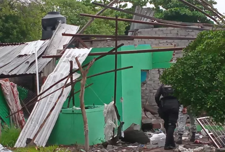 Suman 7 muertos por estallido de taller clandestino de explosivos en Apatzingán