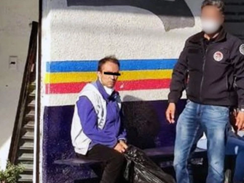 Julio César “N” antes de abordar el autobús en que pretendía huir tras haber apuñalado a su mamá