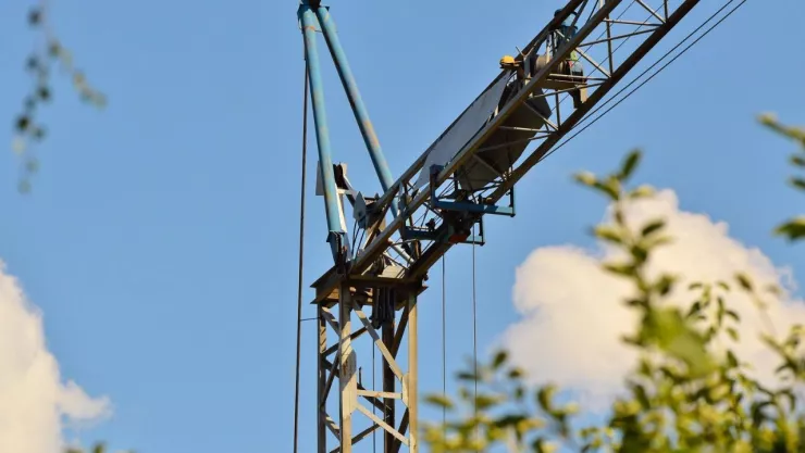 ¡Trágico accidente! Hombre pierde el equilibrio y muere tras caer de un elevador en Guanajuato