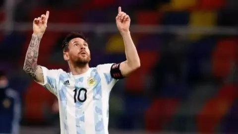 Álbum de Qatar 2022 Ofrecen carros y terrenos por estampa de Messi
