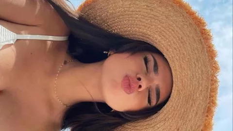 Los sombreros de ala ancha pueden completar el look de bikinis minimalistas