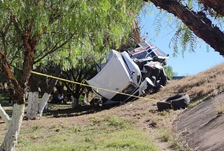 Tráiler se vuelca y mata a bebé en Silao