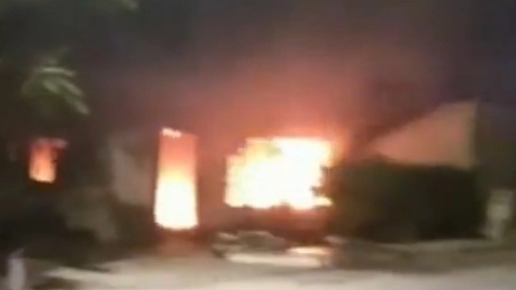 Árbol de Navidad provoca tragedia: Incendio por corto circuito deja un muertO| VIDEO