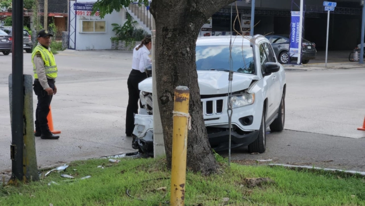 Mujer resulta LESIONADA tras chocar su auto contra un poste en la calle 60 Norte