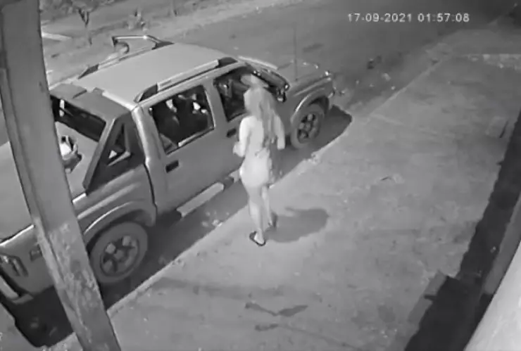 VIDEO: Sujeto apuñala a su esposa por infiel; amante la deja morir