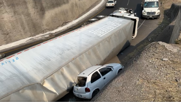 El tráiler trasportaba cajas de vino.
