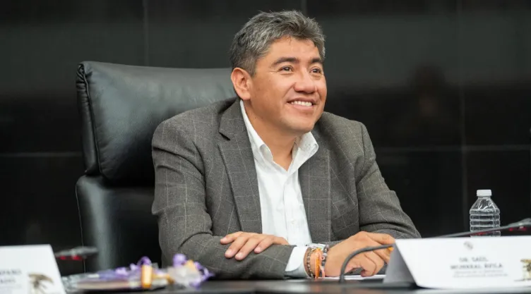 Saúl Monreal se registra para buscar la alcaldía de Fresnillo.