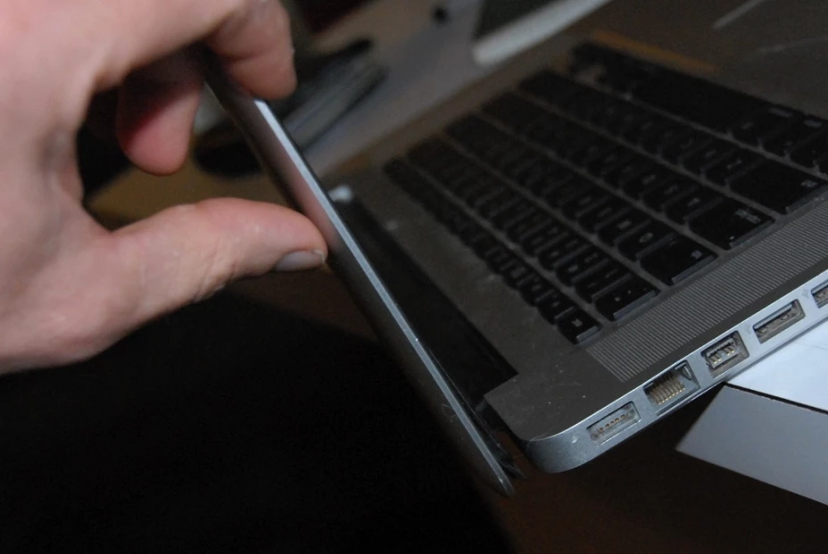 Joven rompe su compu para que no se cuenta que ve porno