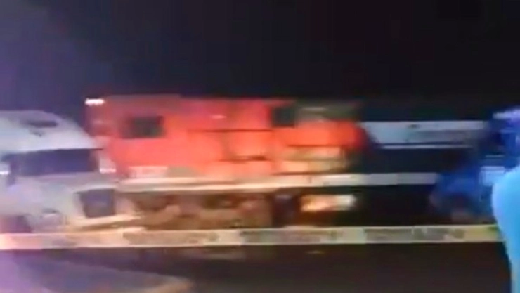 Tren descarrila y arrastra a tráiler en carretera de Celaya
