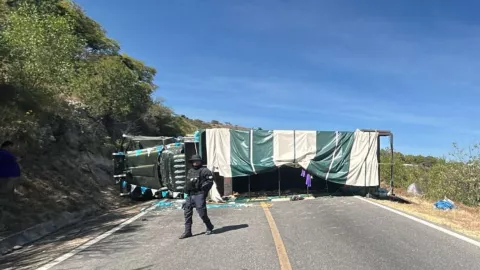 Peregrino queda atrapado tras un accidente de camión en la carretera Juquila en Oaxaca y queda captado en video