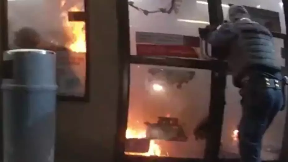 Policías de Escobedo realizan milagroso rescate de mujer en fuerte incendio