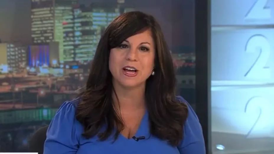 VIDEO Conductora de noticias sufre derrame cerebral en televisión vivo en Oklahoma.