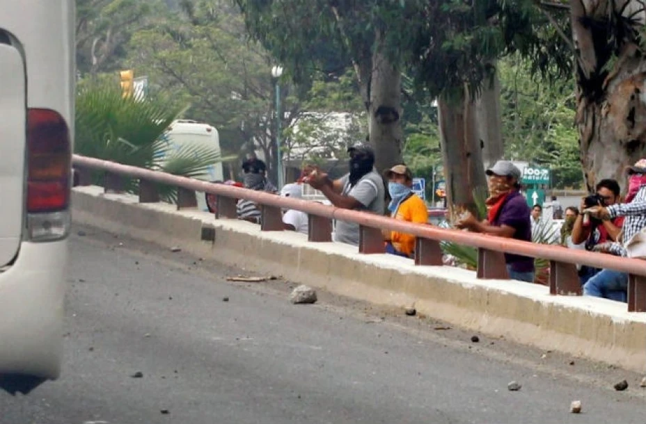 Normalistas liberan a policía tras mostrar malestares de diabetes