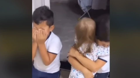 Niña con cáncer y sus hermanos