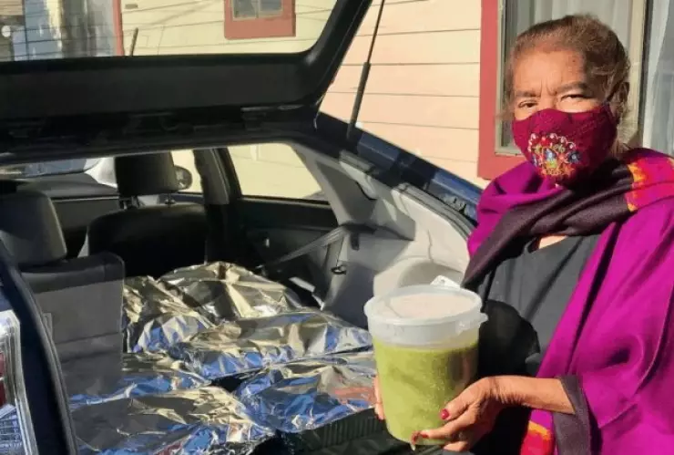 Abuelita regala tamales a médicos que le salvaron la vida del COVID-19