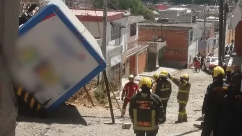 FOTOS: Camión de refrescos quedó inclinado tras accidente en Xonaca, Puebla hoy; perdió el control