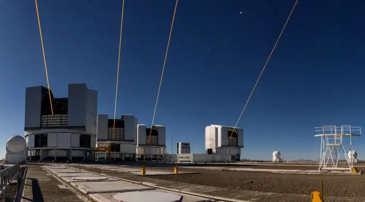 Observatorio Europeo Austral lanza láseres desde sus telescopios en Taltal, Chile.