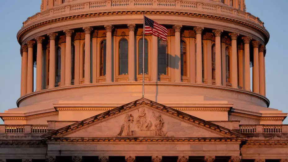 El Capitolio iluminado al amanecer en Washington.