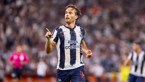 Sergio Canales de Rayados anota el segundo gol ante el América...
