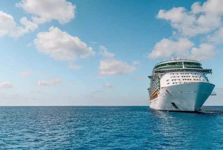 Crucero-de-lujo-encalla-en-zona-remota-de-Groenlandia