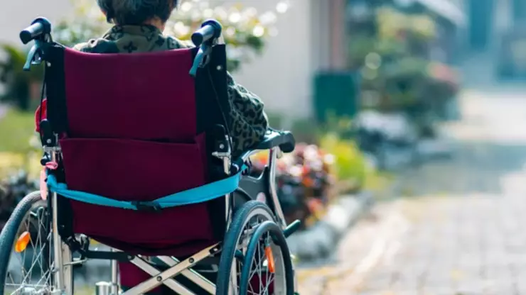 Abandonan a abuelita en silla de ruedas en zona rural