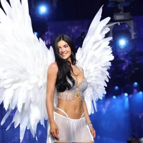 Kylie Jenner Lanzan fuertes críticas a la celebridad luego de que utilizara un fantasy bra de 50 millones de dólares en un reconocido desfile de moda.jpg
