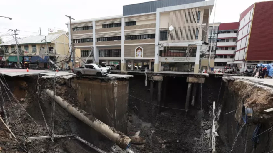 Video: ¡La tierra se hunde! Enorme socavón se traga partes de una calle en Tailandia