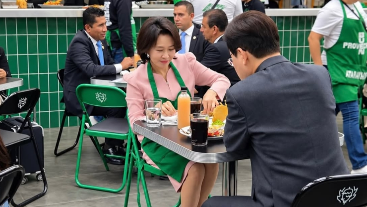 Lee Jae-myung y Kim Hye-Kyung comiendo tacos en CDMX